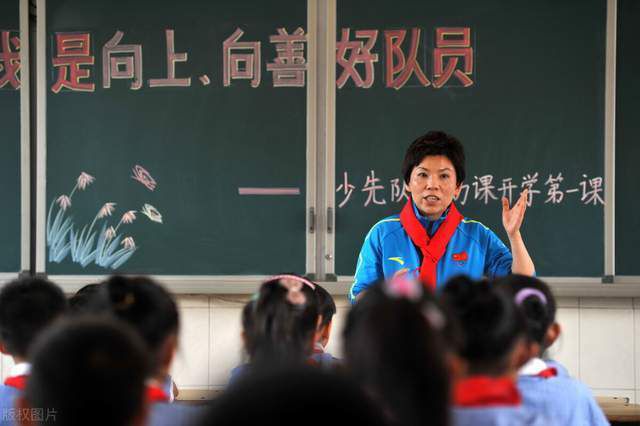 足球报：足协倾向全面重开异地搬迁、股权转让据《足球报》记者程善报道，执行了七年之久的禁止异地搬迁、股权转让的规定在2024赛季会有重大变化，足协内部的相关研讨倾向于全面重开。